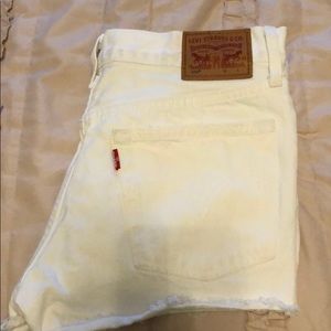 White denim Levi shorts W27